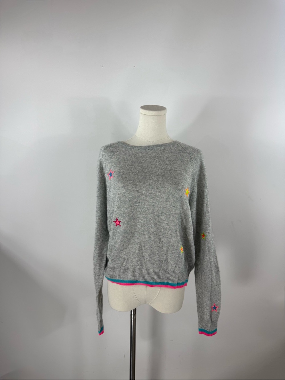 Brodie Cashmere Shooting Star Sweater | Grey with Rainbow Star Embroidery Size M